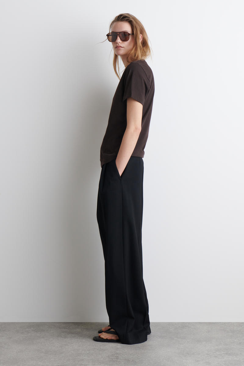 COS VネックコットンTシャツ