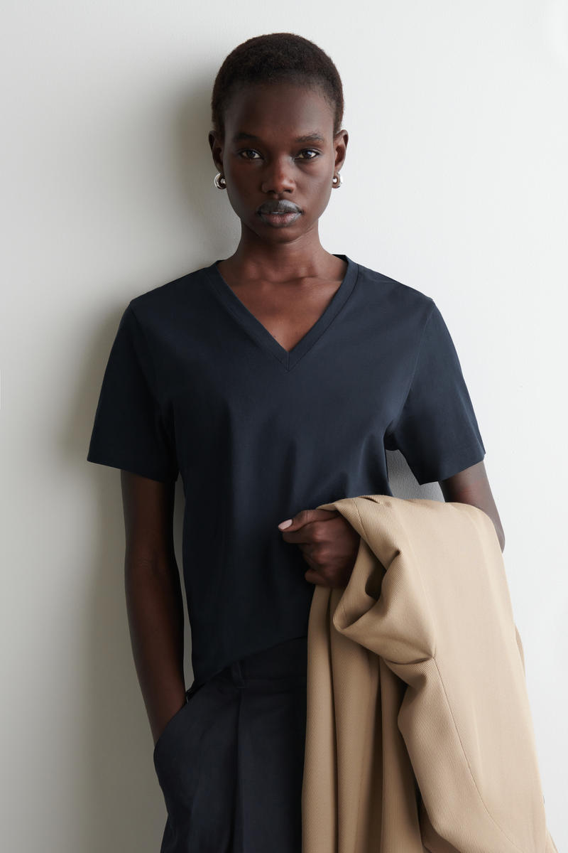 COS VネックコットンTシャツ