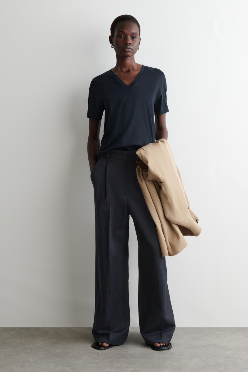 COS VネックコットンTシャツ