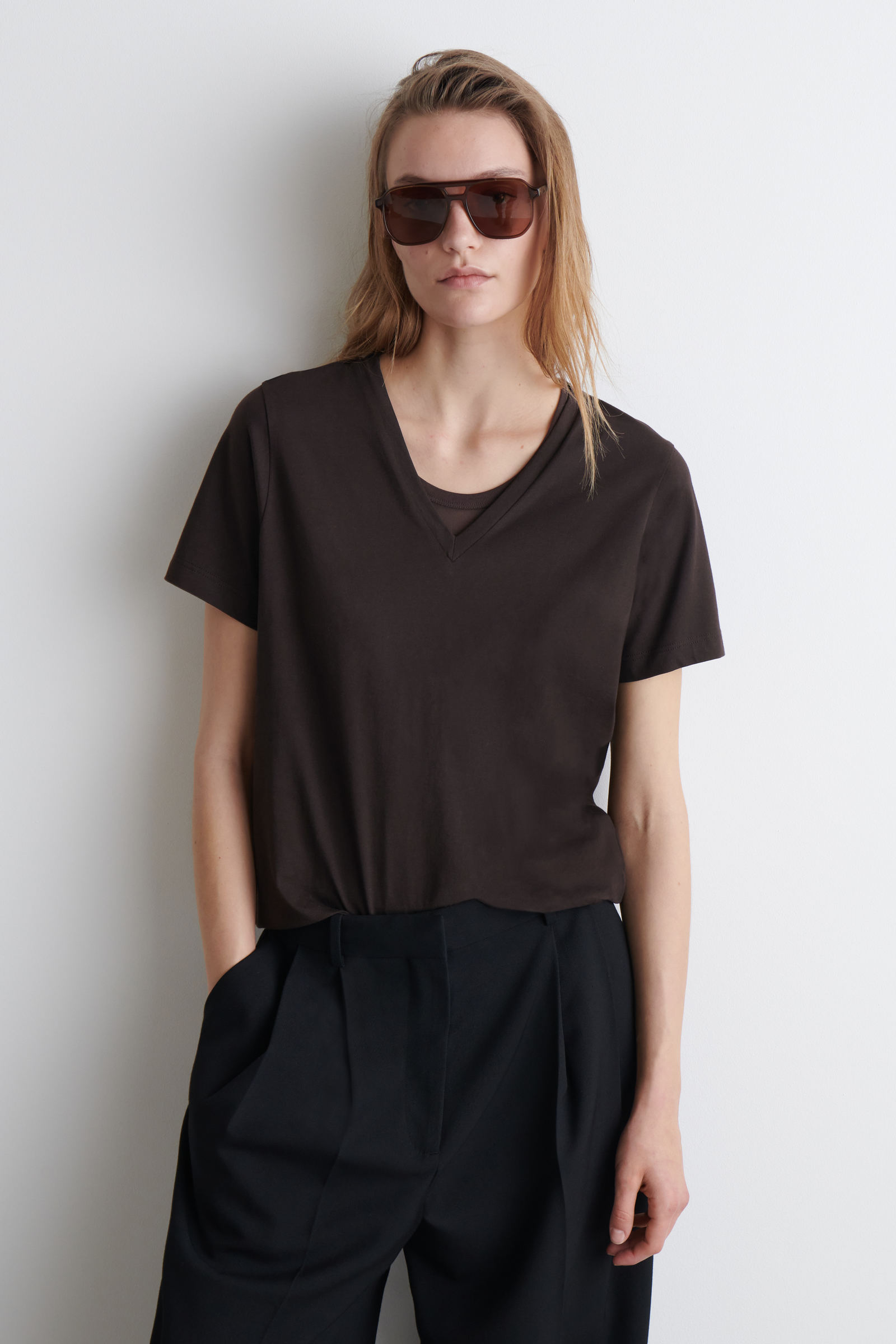 V-NECK COTTON T-SHIRT VネックコットンTシャツ ダークブラウン｜COS 
