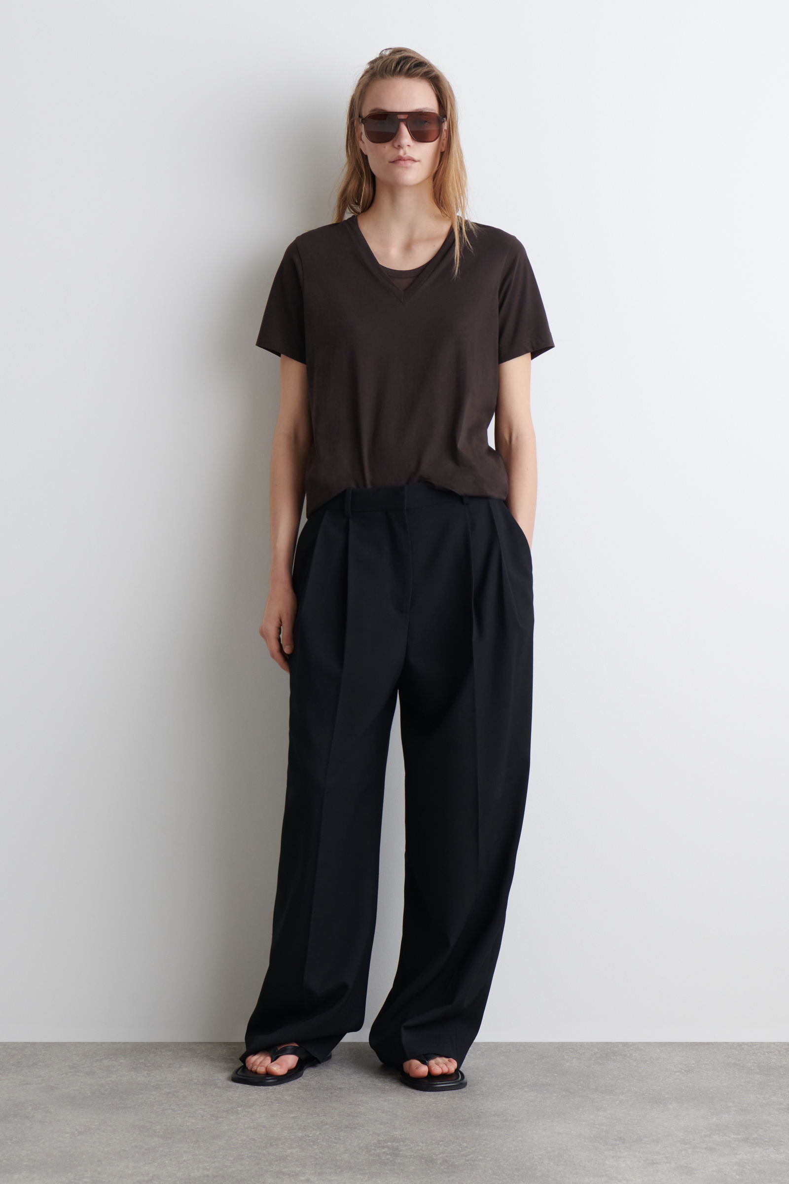 V-NECK COTTON T-SHIRT VネックコットンTシャツ ダークブラウン｜COS 