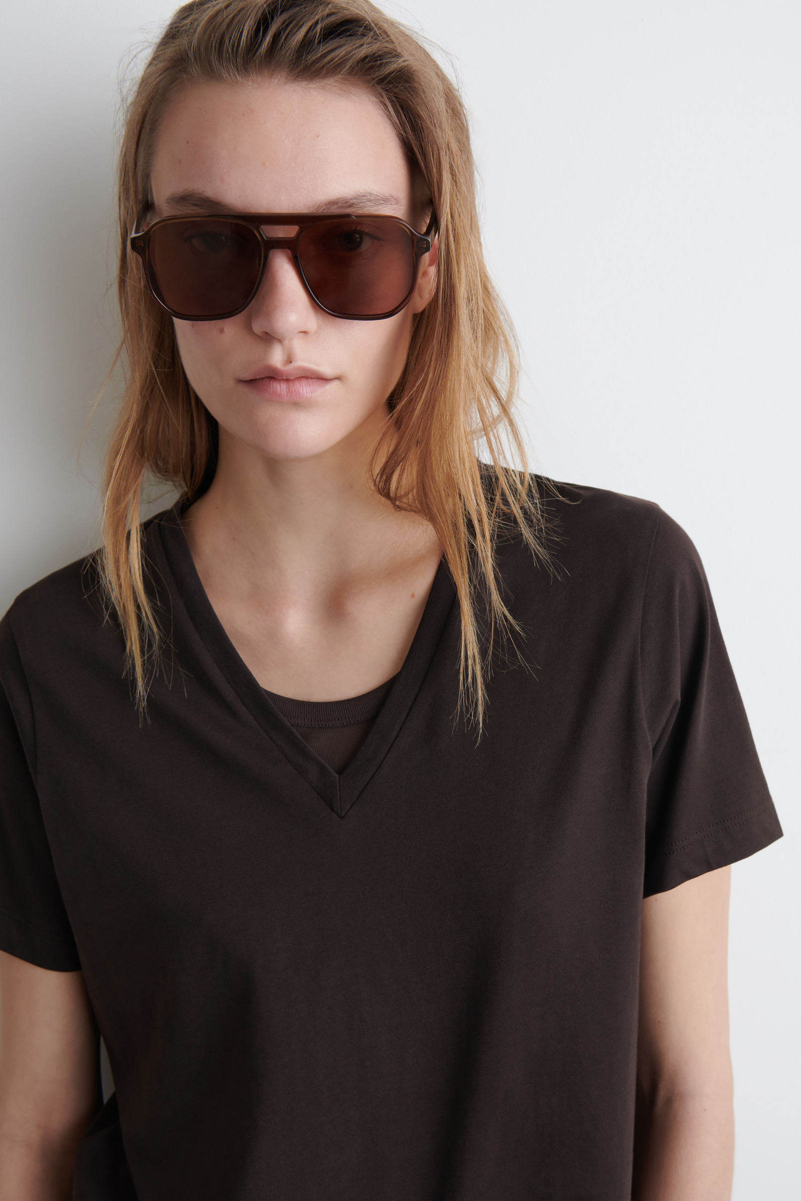 V-NECK COTTON T-SHIRT VネックコットンTシャツ ダークブラウン｜COS 