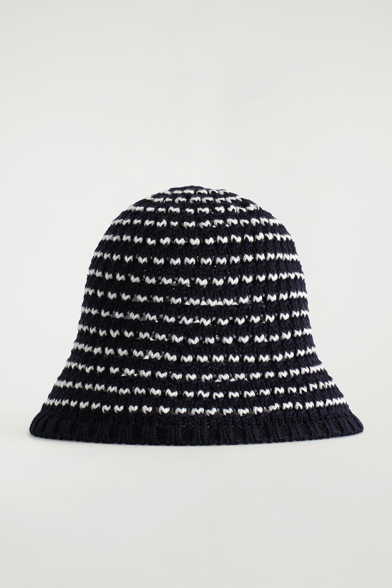 COS かぎ針編みのバケットハット