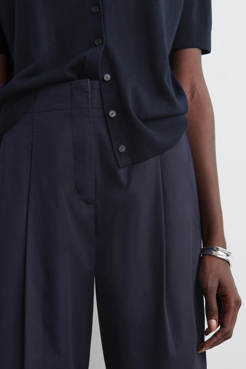 PLEATED BARREL-LEG CHINOS プリーツバレルレッグチノパンツ ネイビー