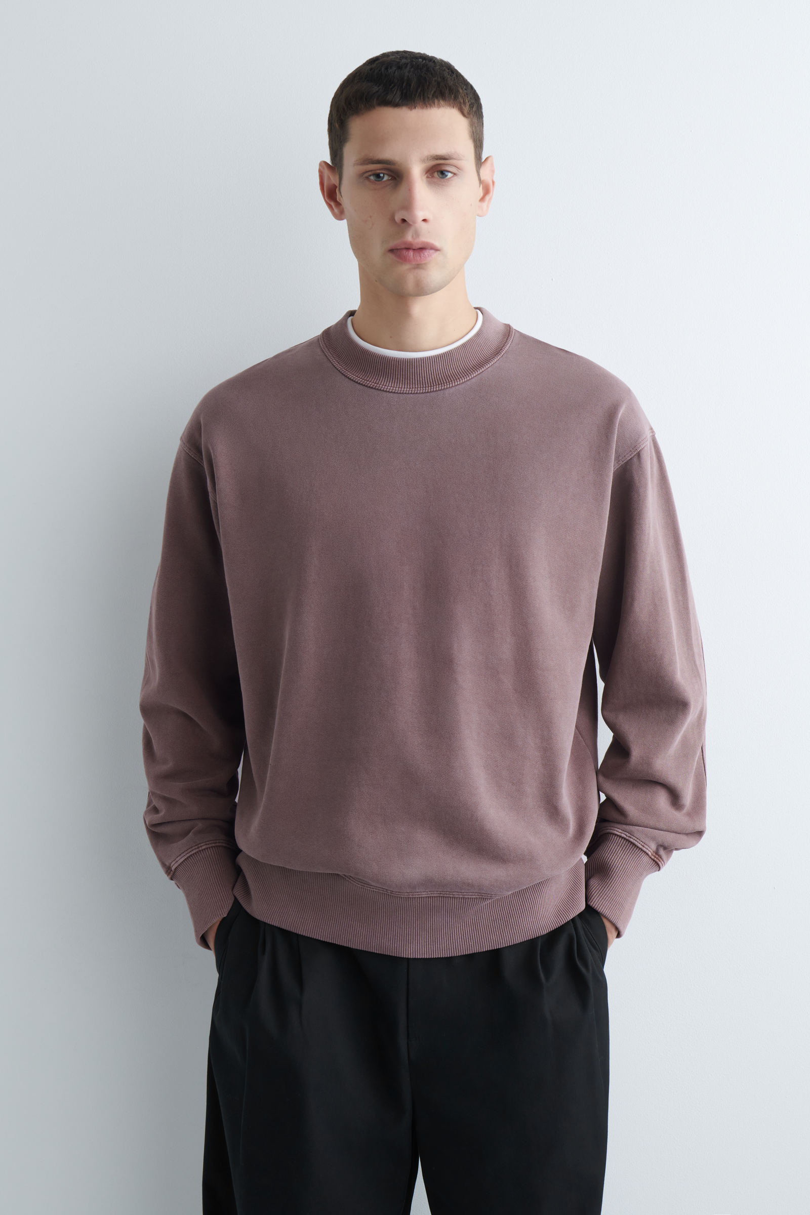 GARMENT-DYED MOCK-NECK SWEATSHIRT モックネックスウェットシャツ