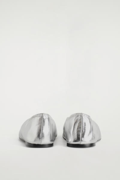 COS ミニマルレザーバレーシューズ