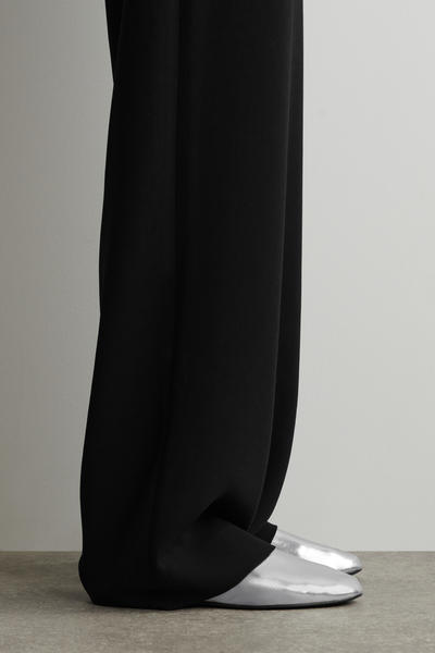 COS ミニマルレザーバレーシューズ