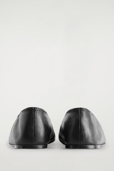 COS ミニマルレザーバレーシューズ