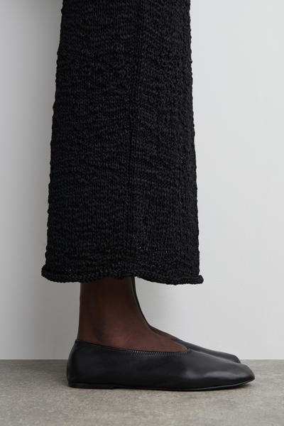 COS ミニマルレザーバレーシューズ