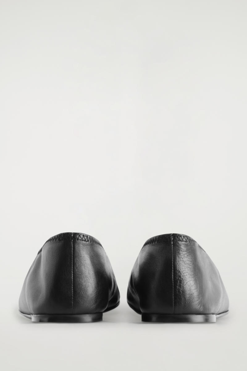 COS ミニマルレザーバレーシューズ