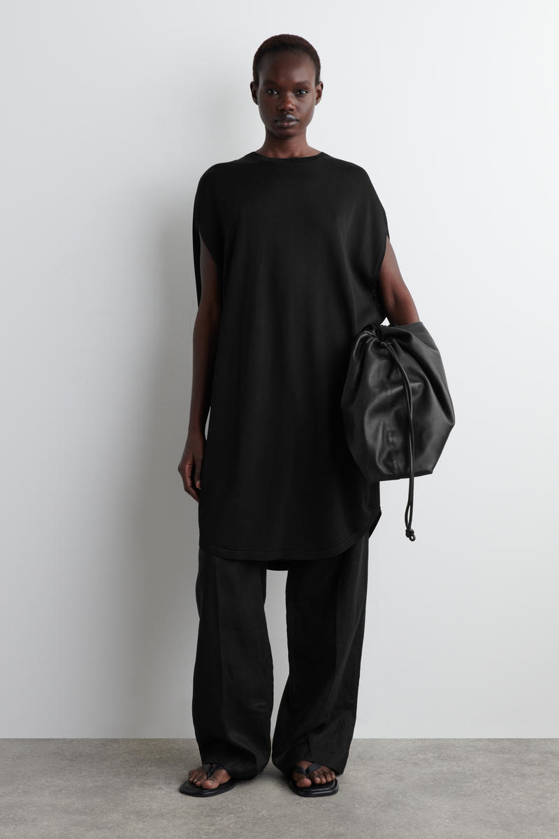 COS サークルカットニットミニドレス