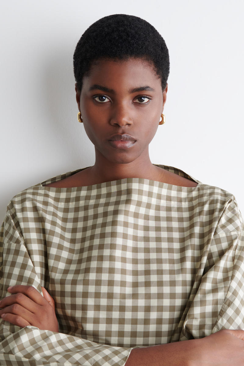 COS ボートネックコットンブラウス