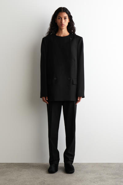 COS 構造化されたノーカラーウールブレザー