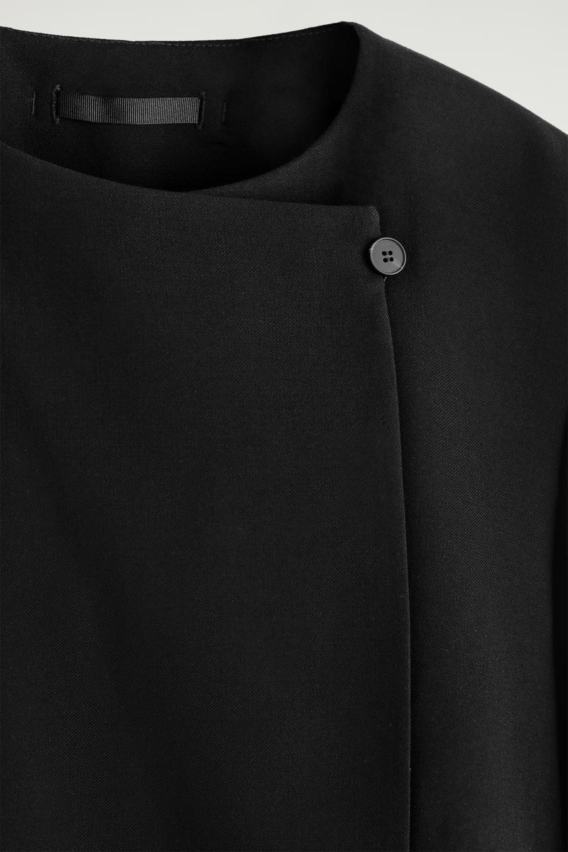 COS 構造化されたノーカラーウールブレザー