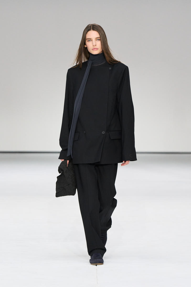 STRUCTURED COLLARLESS WOOL BLAZER 構造化されたノーカラー