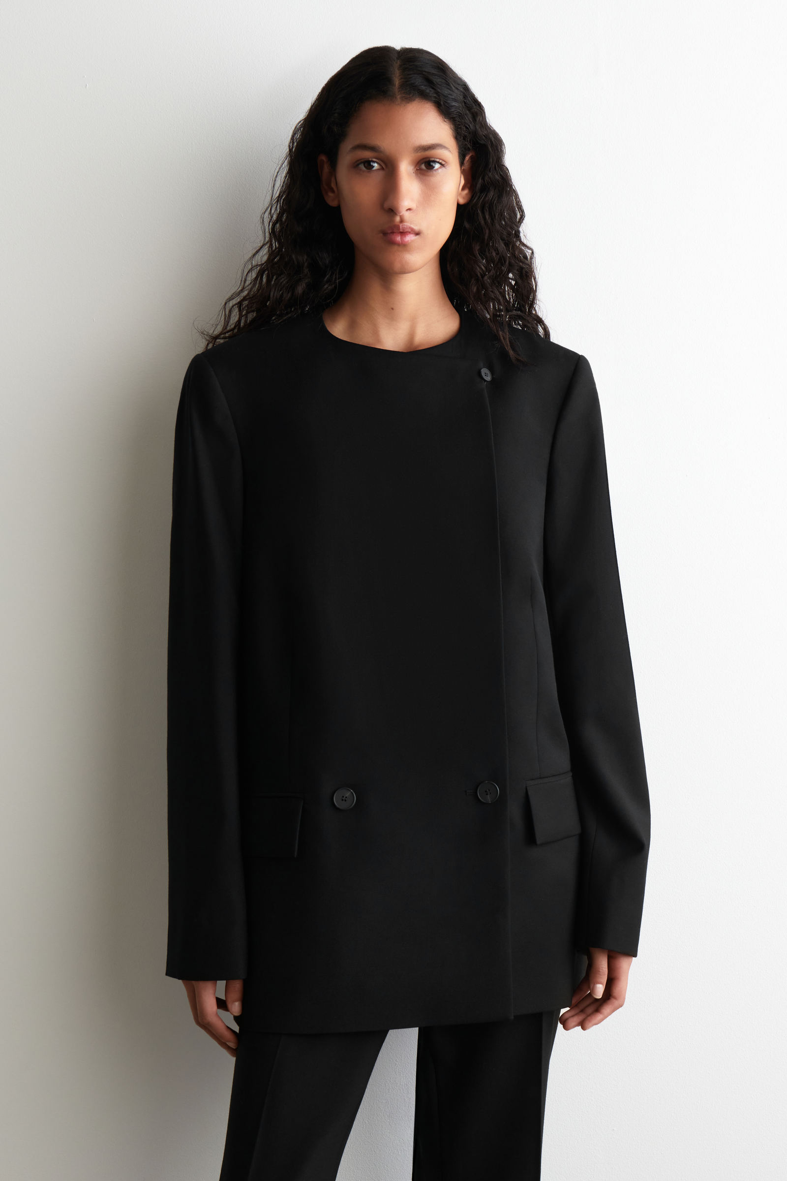 STRUCTURED COLLARLESS WOOL BLAZER 構造化されたノーカラーウール