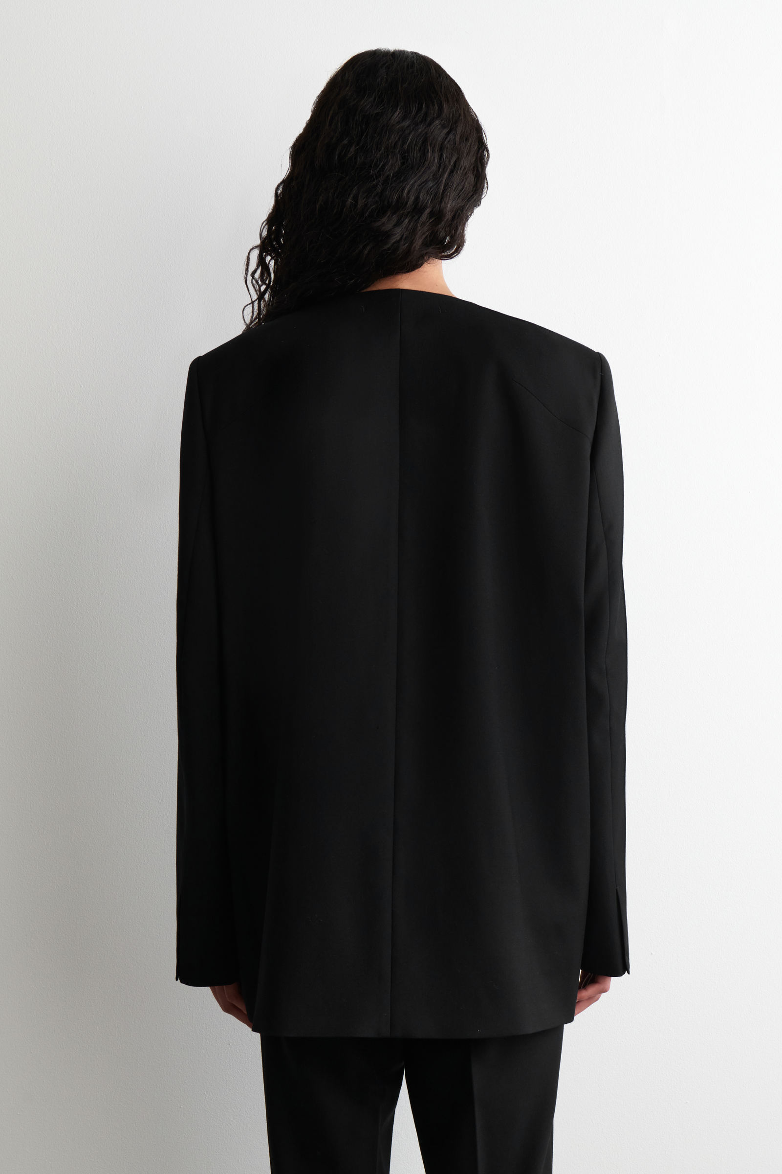 STRUCTURED COLLARLESS WOOL BLAZER 構造化されたノーカラーウール