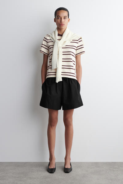 COS クリーンカットTシャツ