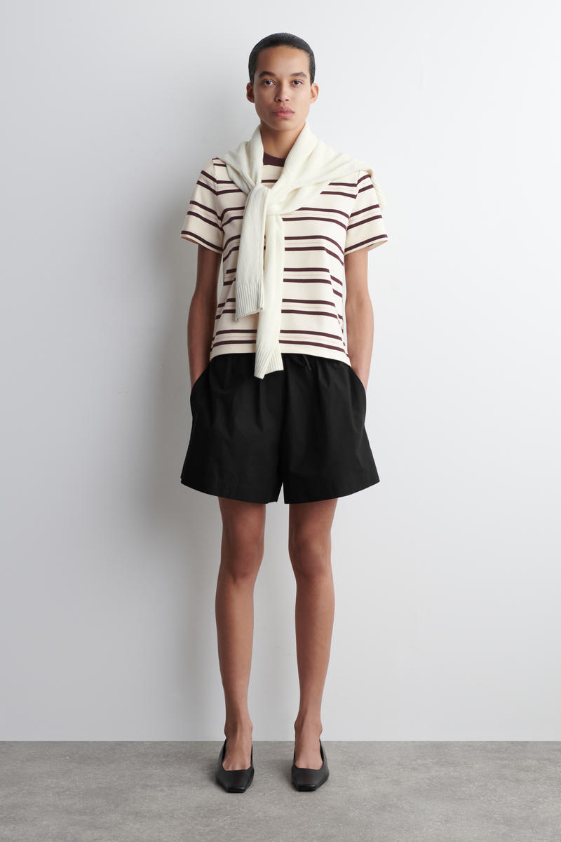 COS クリーンカットTシャツ