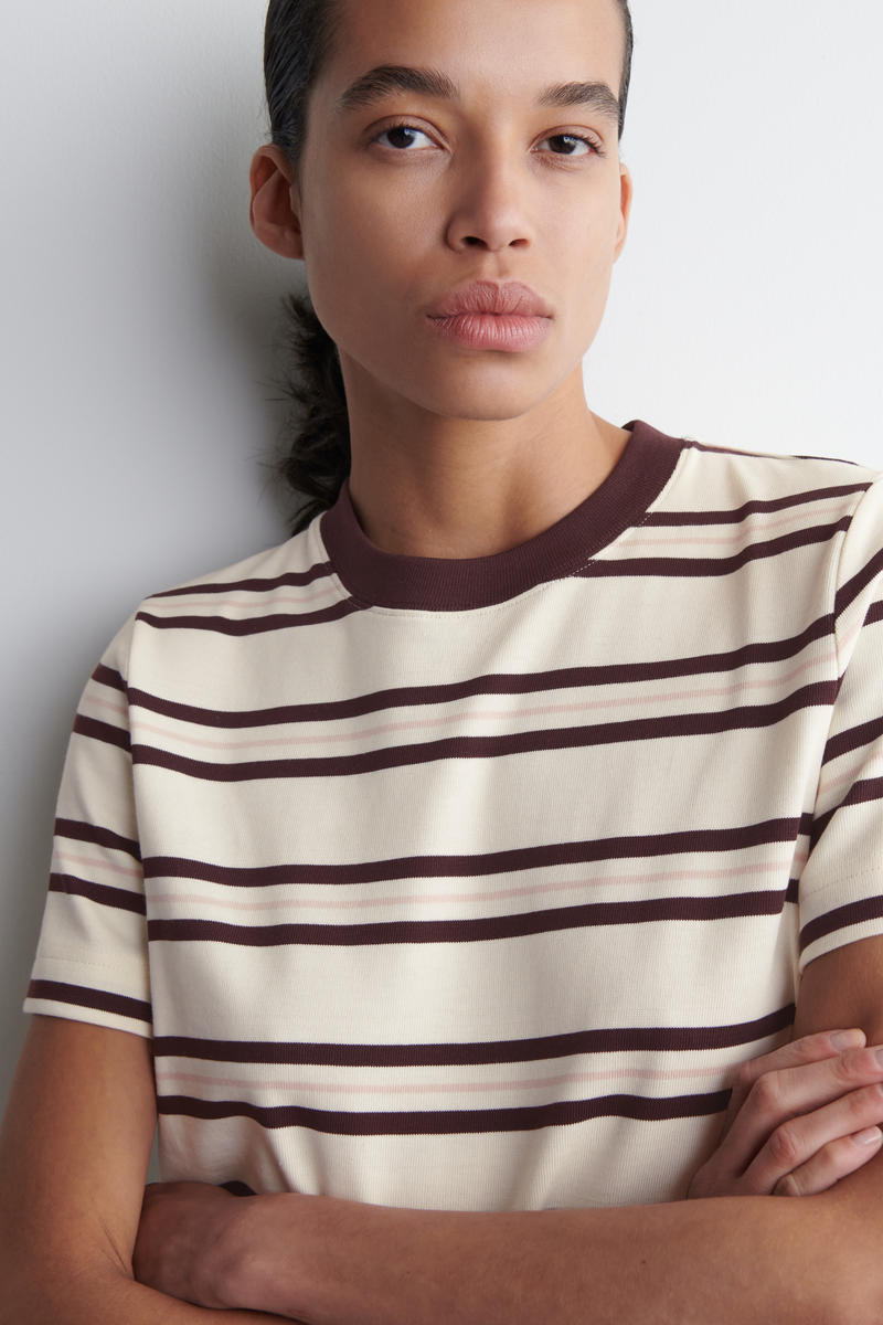 COS クリーンカットTシャツ