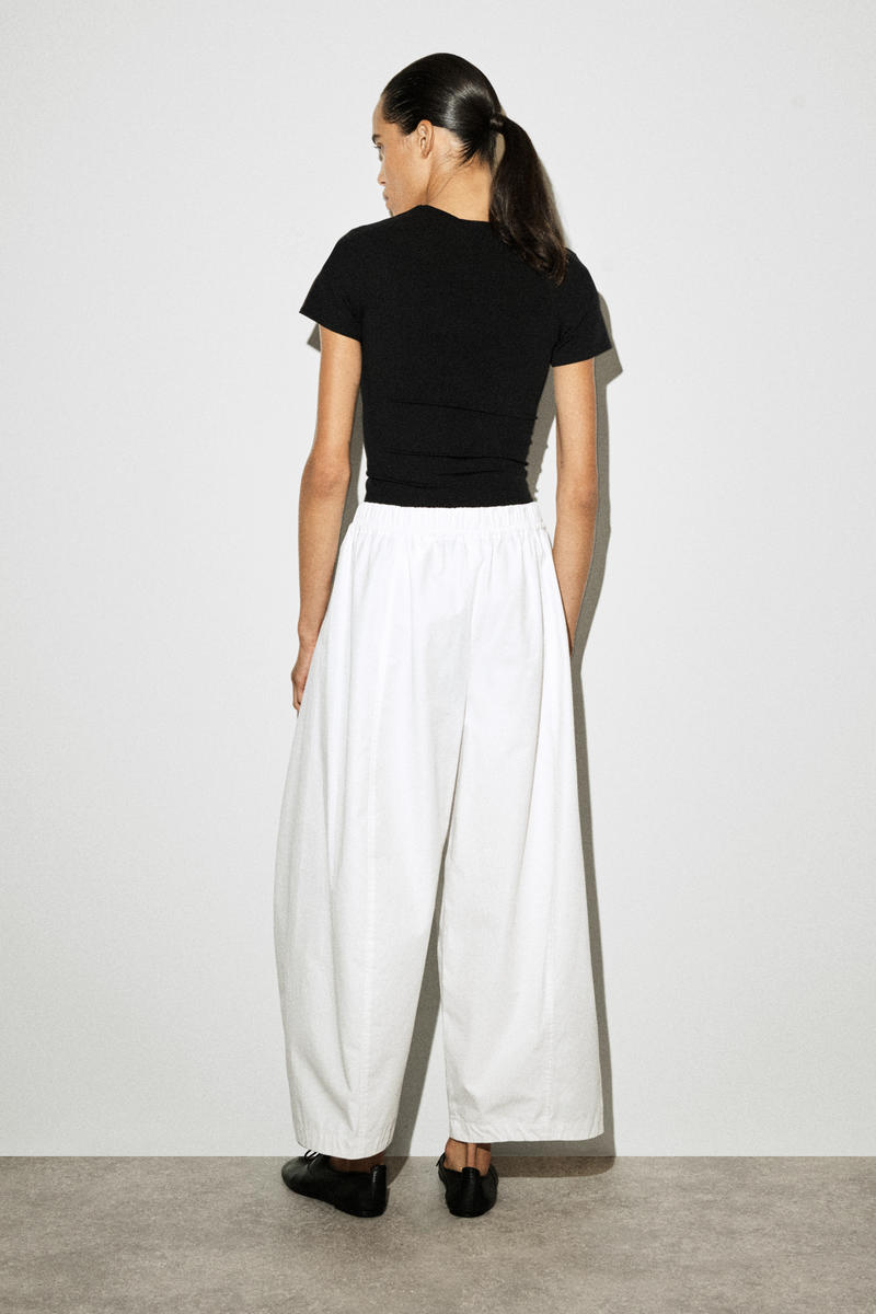 ELASTICATED BARREL-LEG TROUSERS ウエストゴム仕様 バレルレッグ
