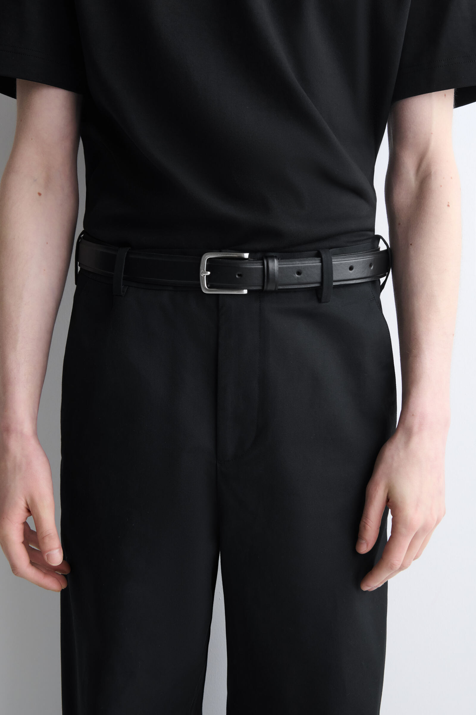 COS コットンワイドレッグチノ ブラック サイズ44 COTTON WIDE-LEG CHINOS コットンワイドレッグチノ ブラック｜COS コス