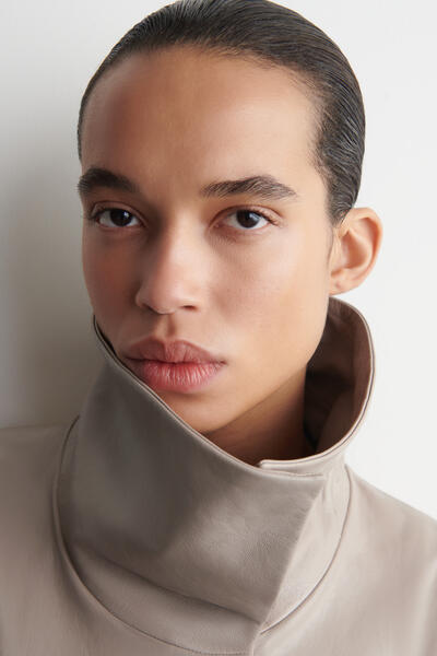 COS オーバーサイズ レザー ファネルネック ボンバージャケット