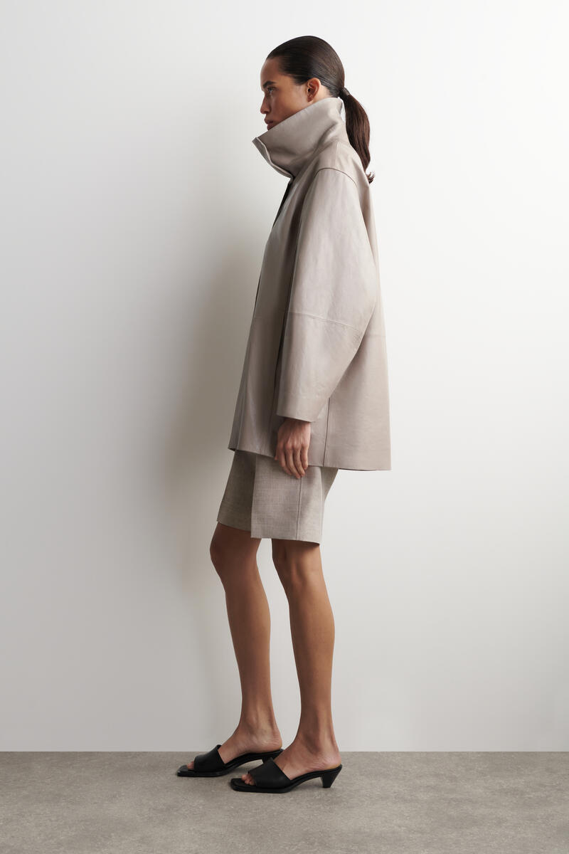 COS オーバーサイズ レザー ファネルネック ボンバージャケット