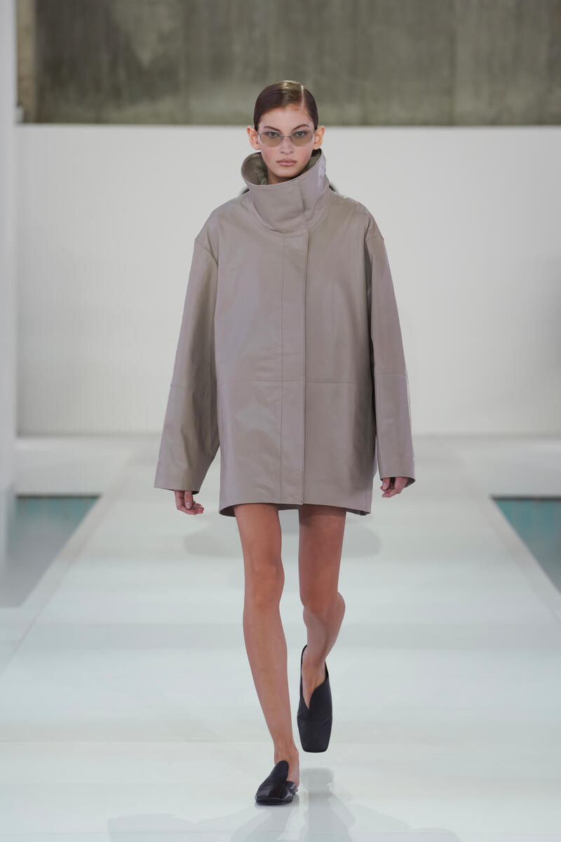 COS オーバーサイズ レザー ファネルネック ボンバージャケット