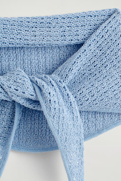 COS 透かし編みトライアングルスカーフ