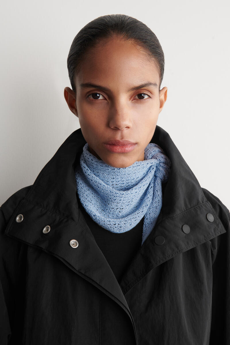 COS 透かし編みトライアングルスカーフ