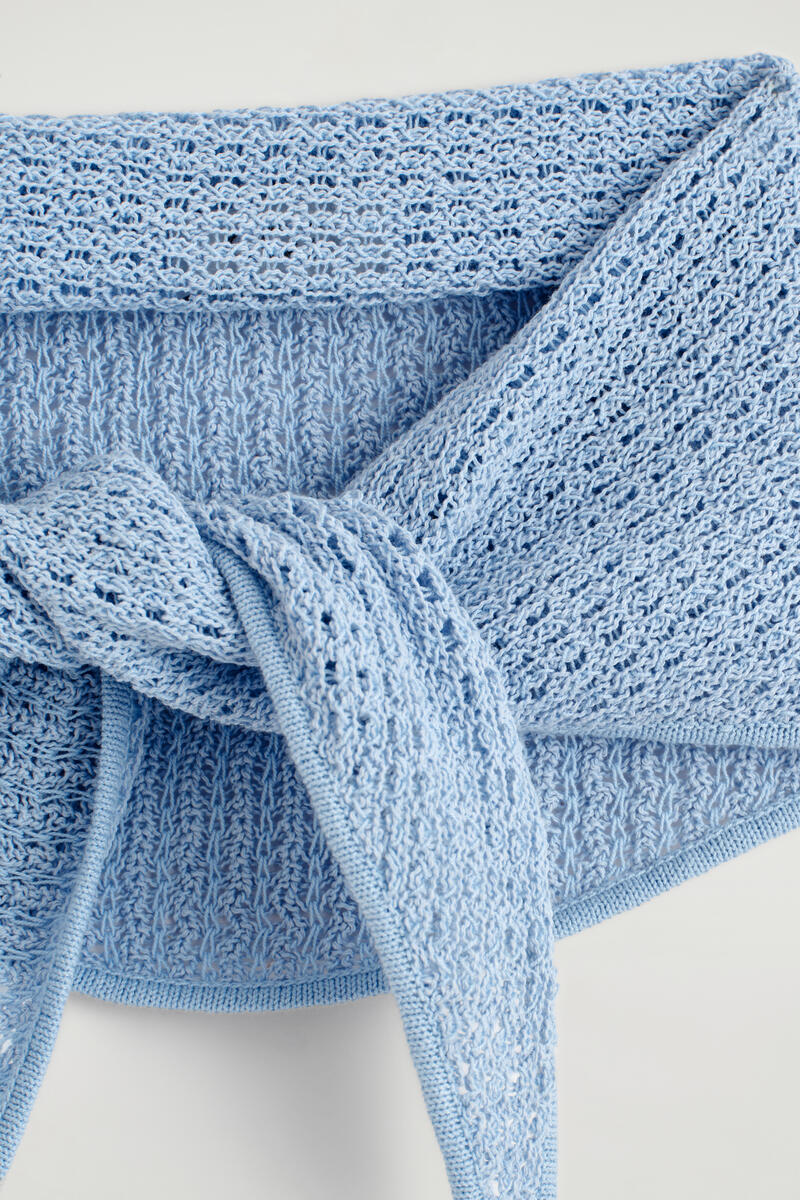 COS 透かし編みトライアングルスカーフ