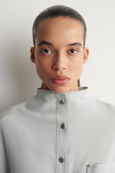 COS デニムエフェクト シルクファネルネックシャツ