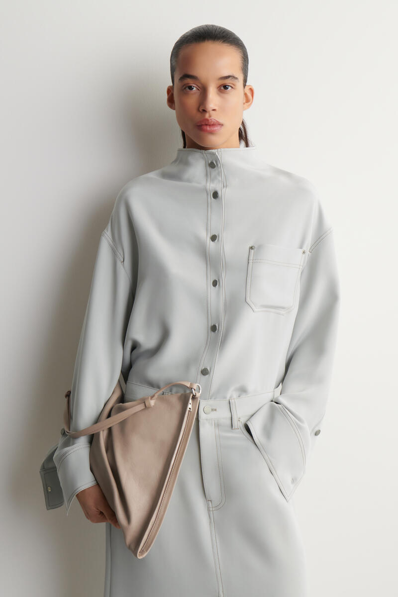 COS デニムエフェクト シルクファネルネックシャツ