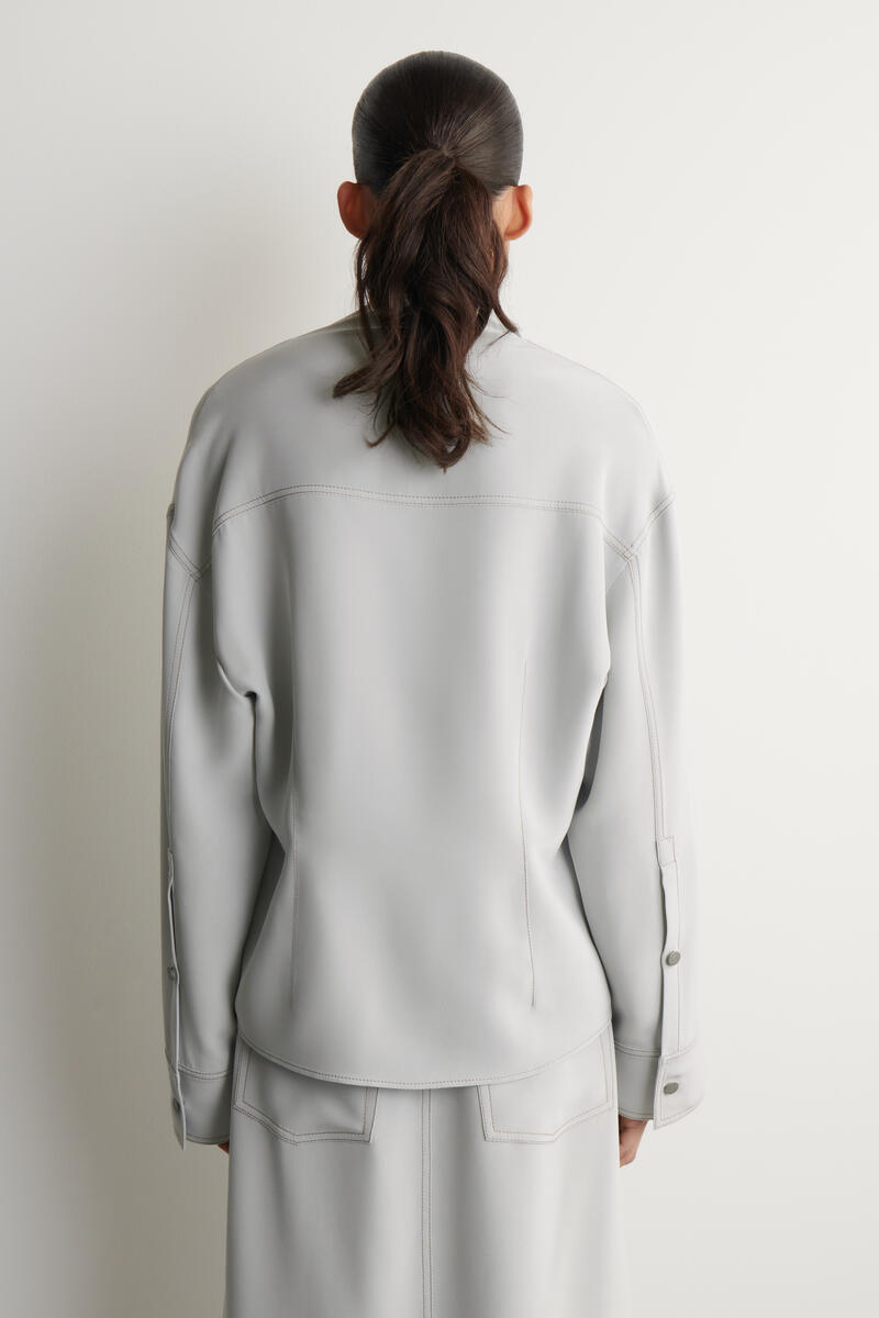 COS デニムエフェクト シルクファネルネックシャツ