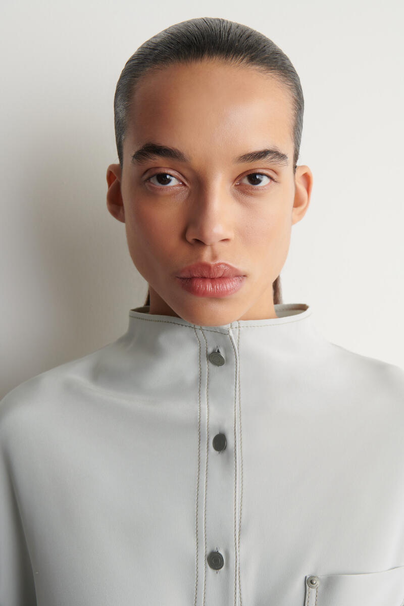 COS デニムエフェクト シルクファネルネックシャツ