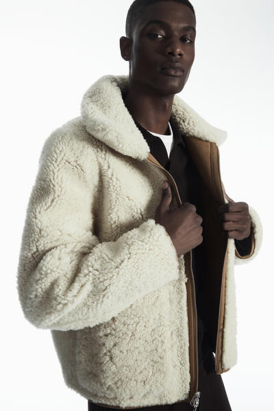 COS リバーシブルシャーリングジャケット