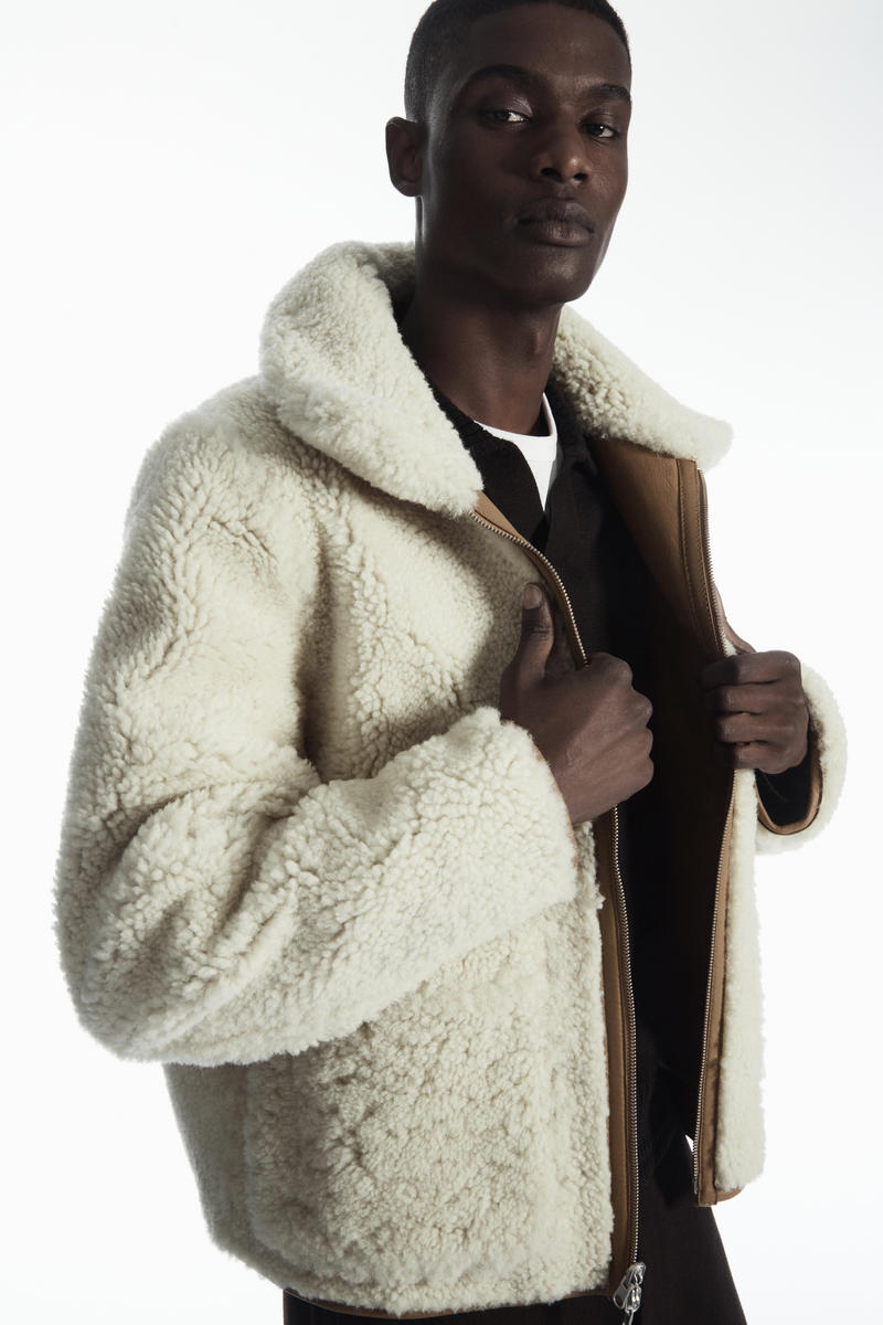 COS リバーシブルシャーリングジャケット