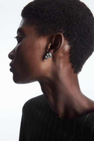 COS ミスマッチクライマースタッドピアス