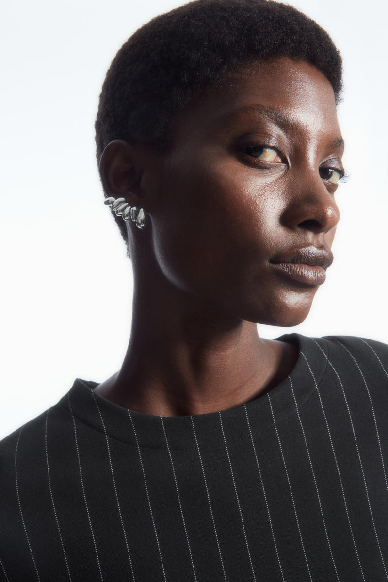 COS ミスマッチクライマースタッドピアス