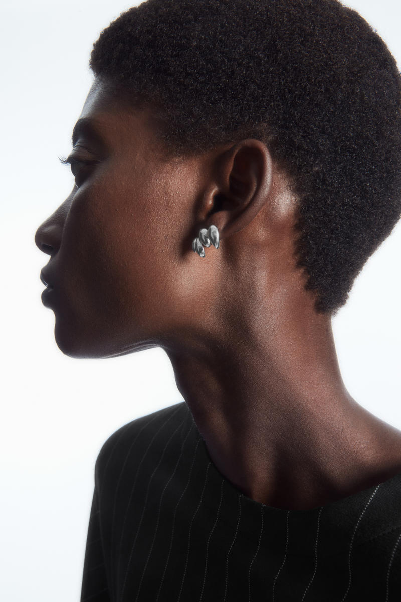 COS ミスマッチクライマースタッドピアス