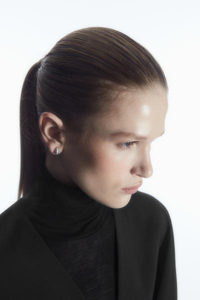 COS ミスマッチドロップスタッドピアス