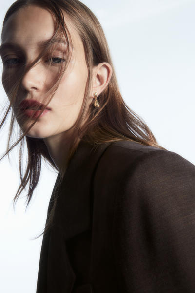 COS ミスマッチドロップスタッドピアス