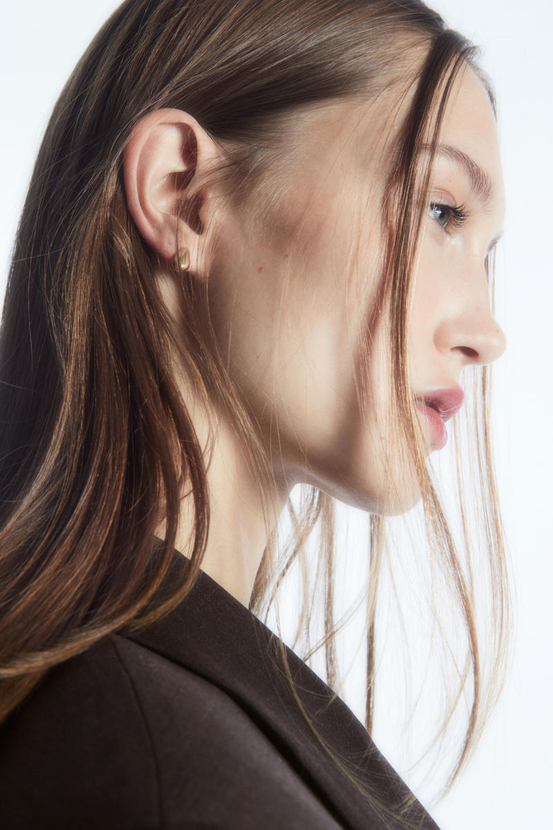 COS ミスマッチドロップスタッドピアス