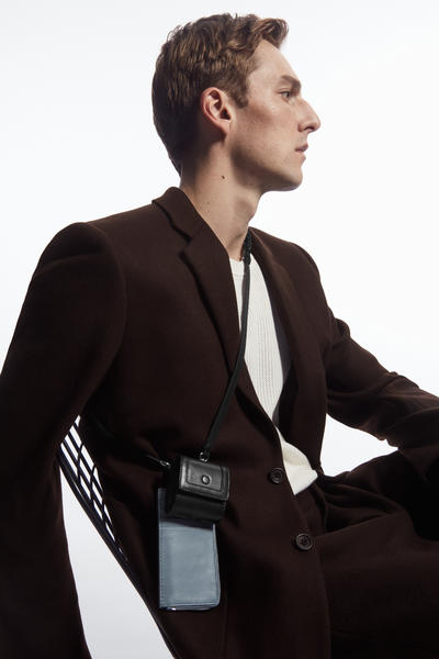 COS レザーエアポッズケース