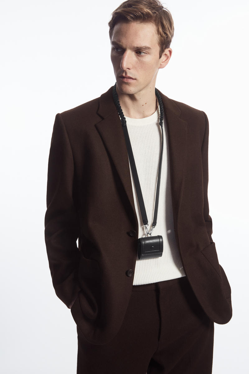 COS レザーエアポッズケース