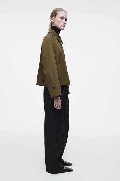 SHORT TWILL TRENCH COAT ショートツイルトレンチコート カーキ｜COS