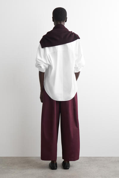 COS ストレッチバレルレッグパンツ