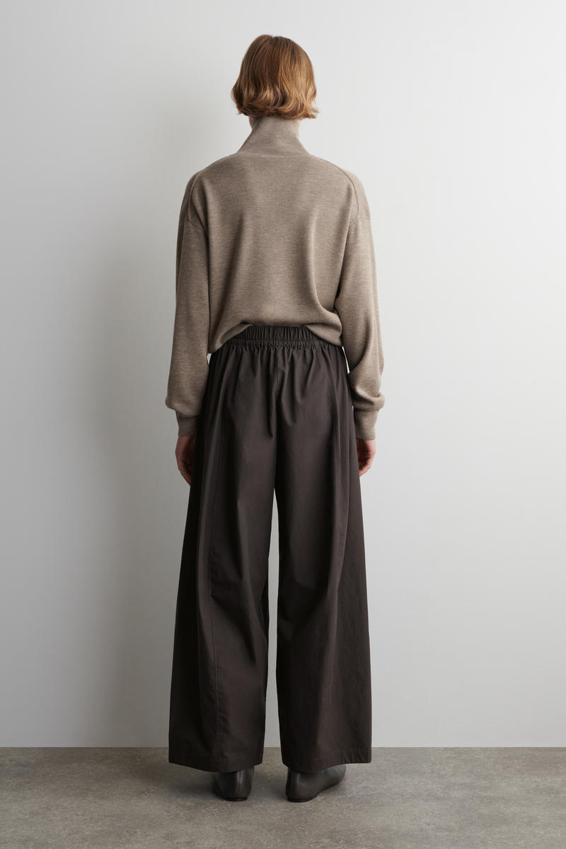 COS ストレッチバレルレッグパンツ