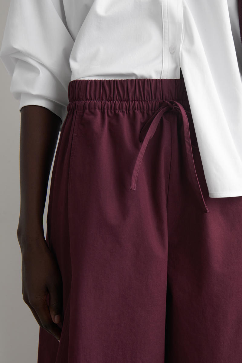 COS ストレッチバレルレッグパンツ